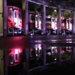 水たまりに映る館内の展示車両