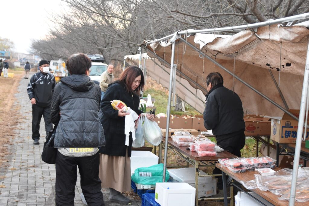 宮川朝市名物の新鮮魚介類も人気