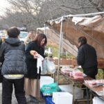 宮川朝市名物の新鮮魚介類も人気