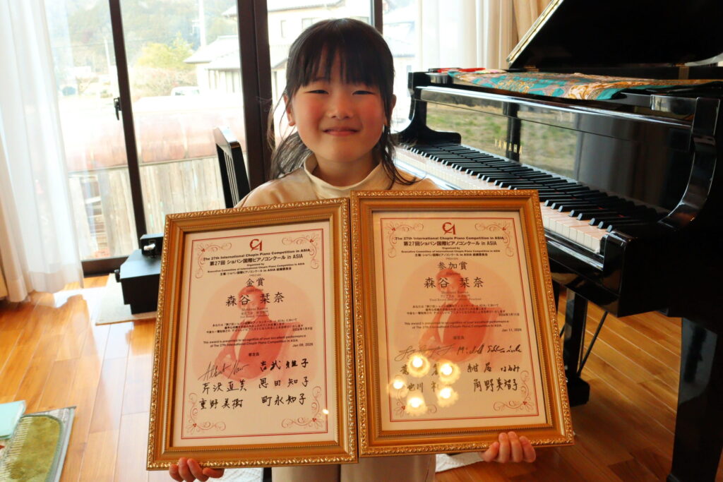 賞状を手にする栞奈ちゃん