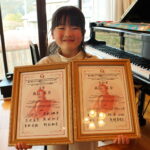賞状を手にする栞奈ちゃん