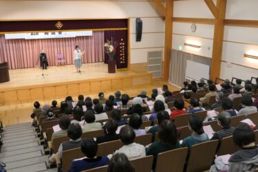 物語や詩歌の世界に浸る　視覚障害者らの前で感情込めた朗読　フルートなどの演奏も／岡山・津山市　