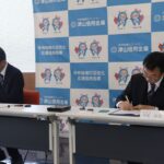 覚書を交わす寺尾理事長（右）と稲垣支店長