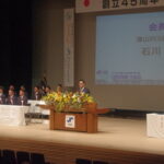 あいさつする石川会長=岡山県津山市で