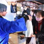 にぎわうしぼりたて生原酒の販売コーナー=岡山県津山市で