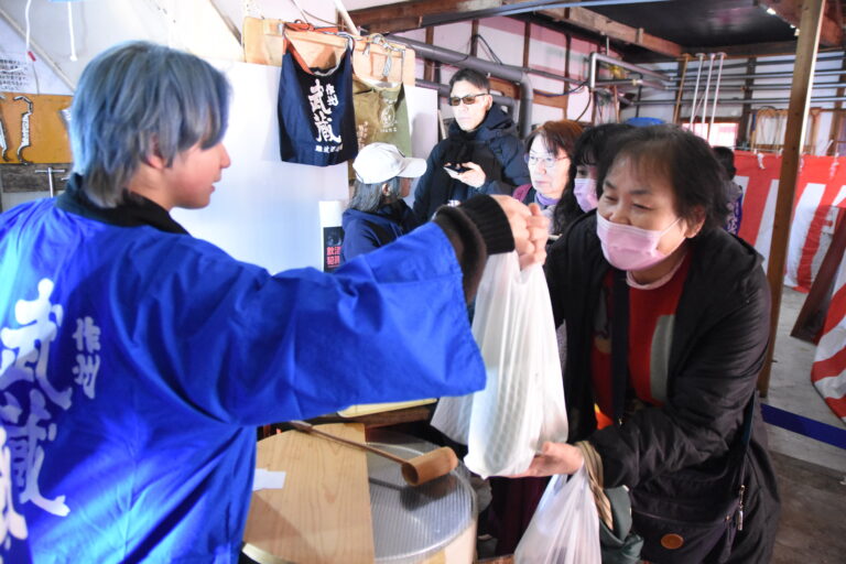 にぎわうしぼりたて生原酒の販売コーナー=岡山県津山市で