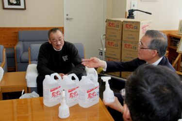 十日会、岡山県真庭市へアルコール消毒液を贈呈