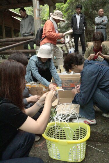 風鈴を片付ける地区住民たち=岡山県津山市、もみじ亭で