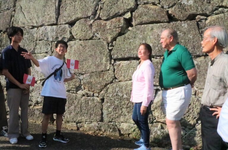 高専生の英語ガイドを聞くセミナリオ駐日ペルー大使（右から２人目）=岡山県津山市で=