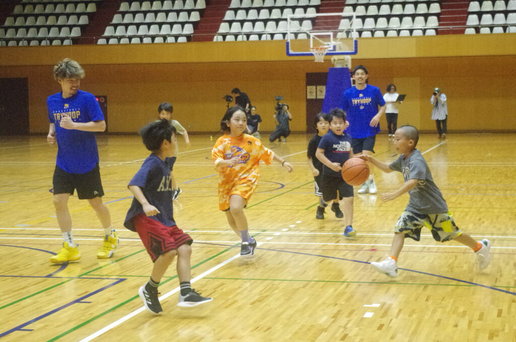 選手とミニゲームを楽しむ子どもたち