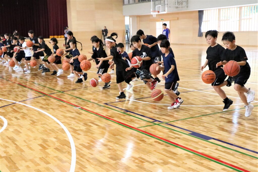 ドリブルの練習をする小学生たち