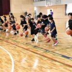 ドリブルの練習をする小学生たち