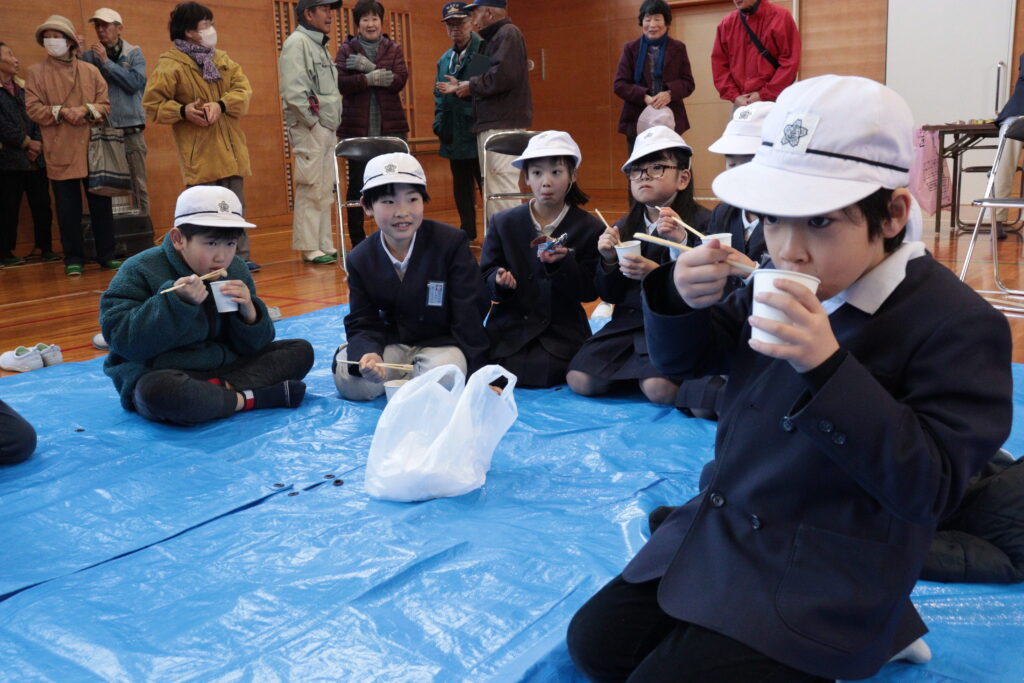 地域の人たちが作ったぜんざいを味わう子どもたち