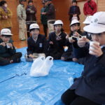 地域の人たちが作ったぜんざいを味わう子どもたち