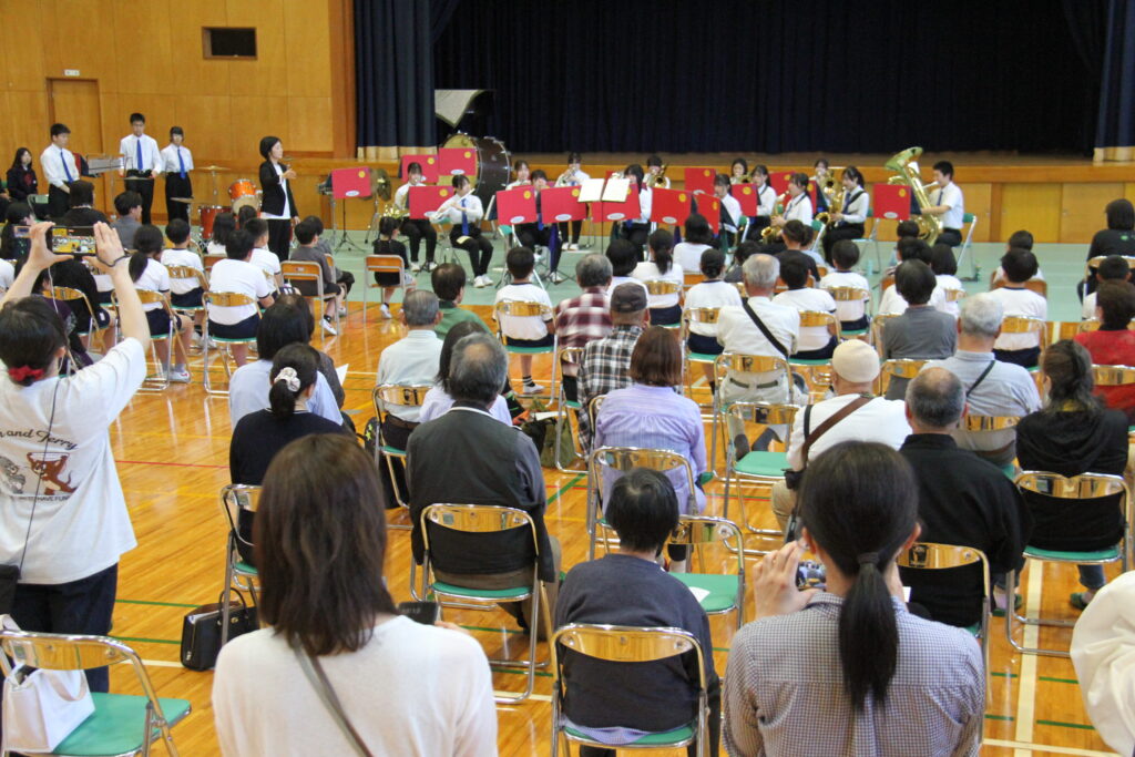 会場いっぱいに元気なサウンドを響かせた津山東中学校吹奏楽部