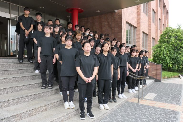 黙とうをささげる学生ら＝岡山県津山市にて