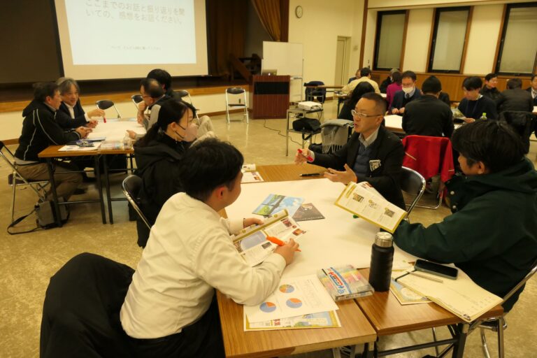 グループで意見を交わす参加者＝岡山県津山市で