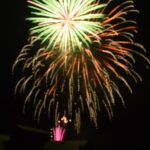 里山の夜空を彩った花火