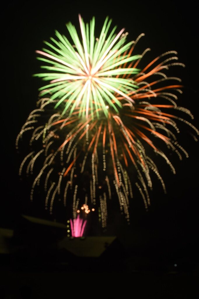 里山の夜空を彩った花火