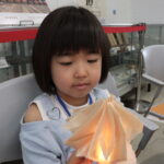 完成したランプシェードをうれしそうに眺める子ども
