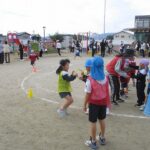 公開保育で元気いっぱいに遊ぶ子どもたち=岡山県津山市で