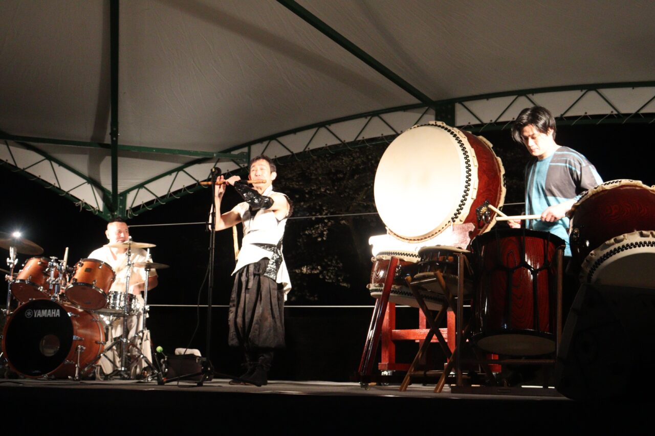 「神鳴KAMIｰNARI」による夜桜ライブ=岡山県津山市で