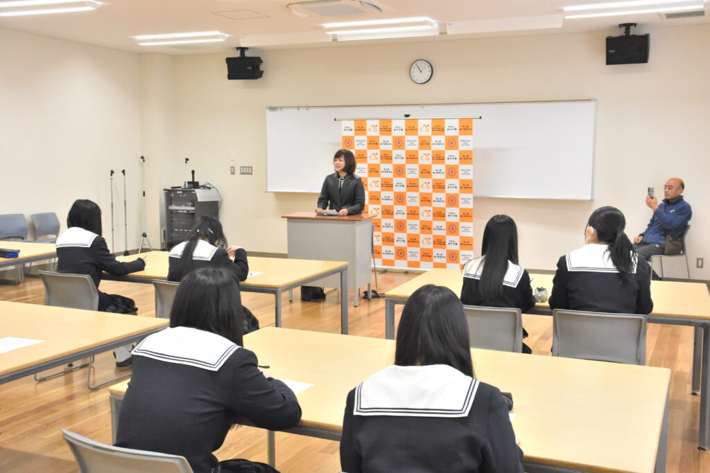 後輩たちの前で講演する国枝さん