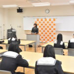 後輩たちの前で講演する国枝さん