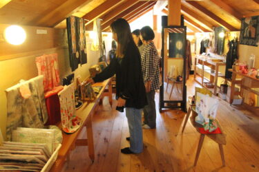 会員の力作に見入る来店客＝岡山県奈義町で