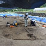 滝谷川遺跡で見つかった弥生時代後期の竪穴住居=岡山県美咲町で