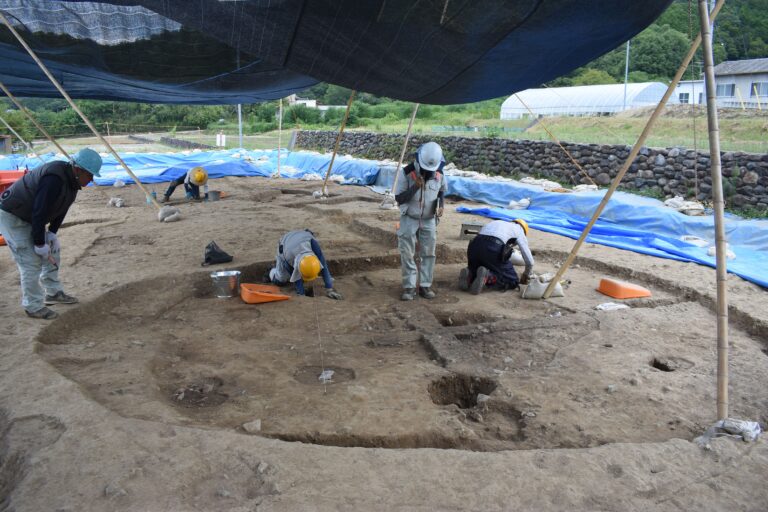 滝谷川遺跡で見つかった弥生時代後期の竪穴住居=岡山県美咲町で