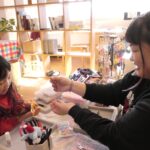 完成した手作り小物を手にして喜ぶ子ども