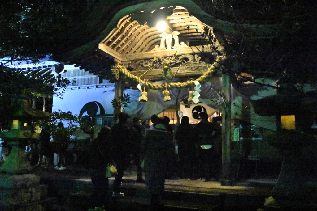 初詣客でにぎわう大津神社