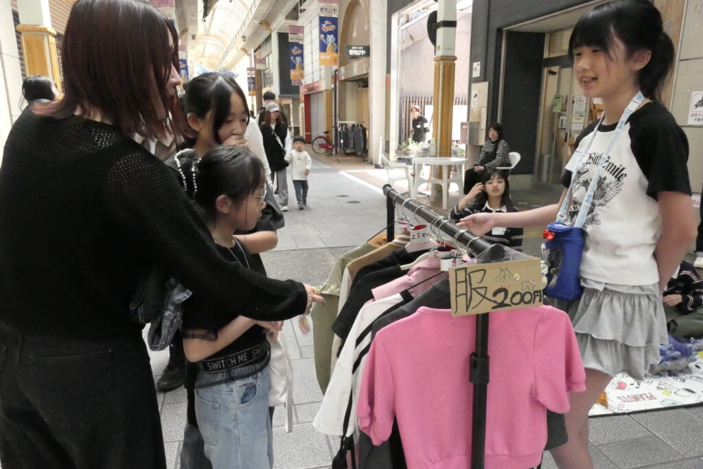 訪れた人に丁寧な接客を行う子ども