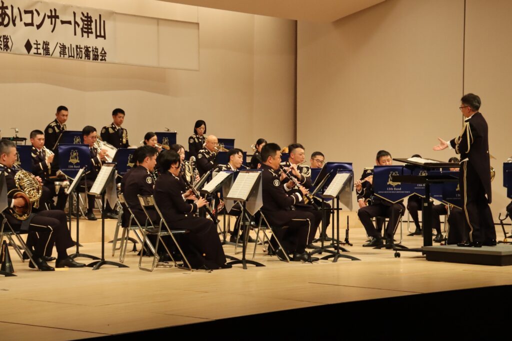 重厚なサウンドを響かせる陸自13音楽隊のメンバー