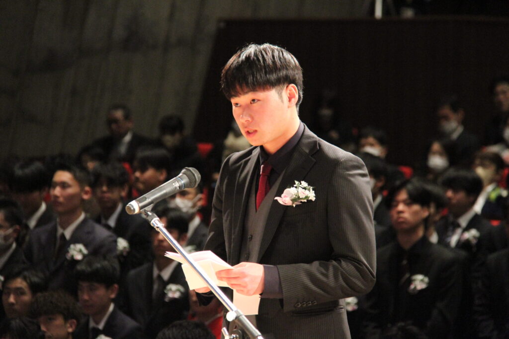 答辞を述べる卒業生代表の澤田さん