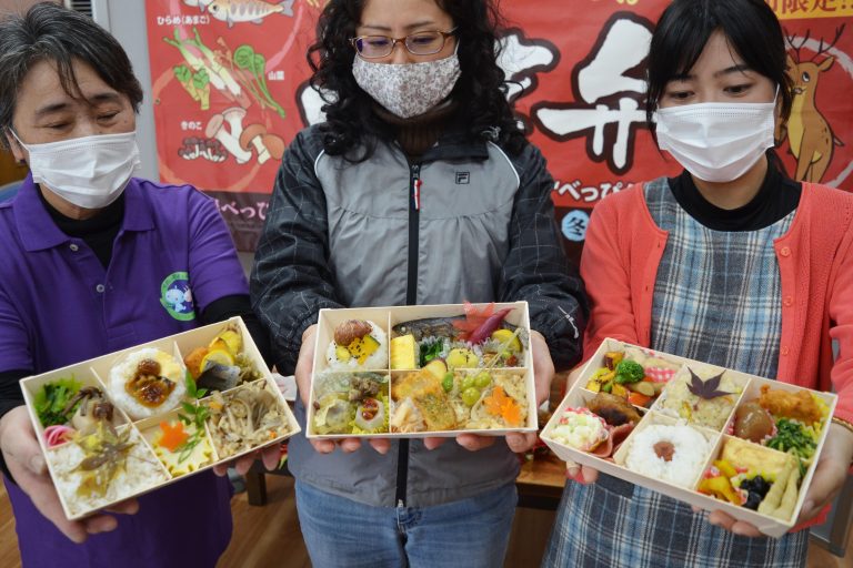 鏡野町の旬の食材を詰め込んだ弁当、やま弁の２０２０年秋版「べっぴんもみじ」が完成