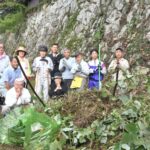 清掃活動を終え「ニンニン」のポーズを決める参加者=岡山県津山市で