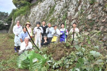 清掃活動を終え「ニンニン」のポーズを決める参加者=岡山県津山市で
