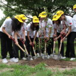 桜の苗を植える彰化市の中学生たち=岡山県津山市で