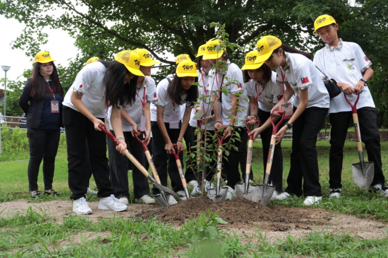 桜の苗を植える彰化市の中学生たち=岡山県津山市で