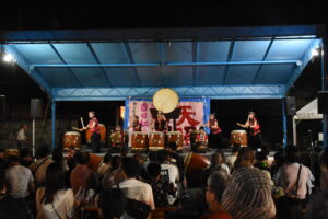 津山鶴丸太鼓の力強い演奏=岡山県津山市で