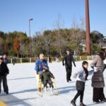 初滑り満喫　「アイスランド津山」オープン　リンクには笑顔あふれる／岡山・津山市