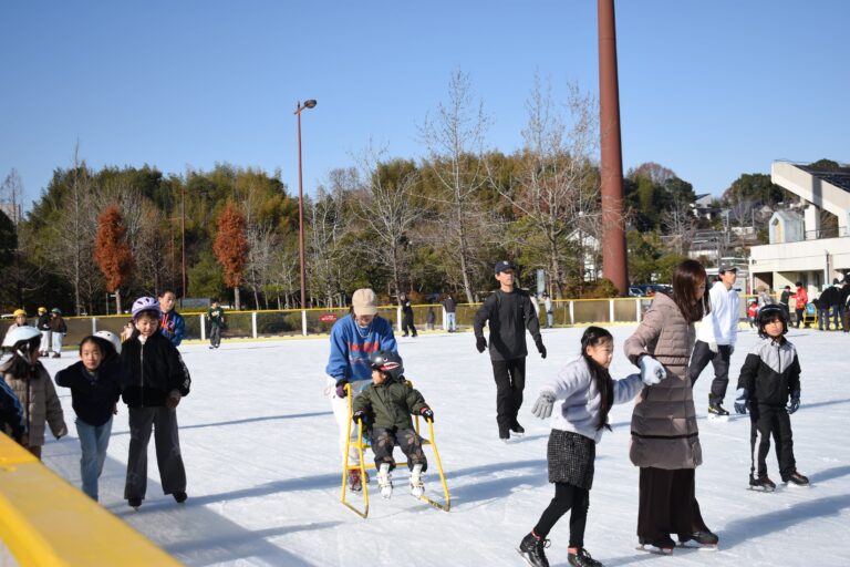 初滑りを楽しむ人たち=岡山県津山市で