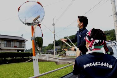 作集津山商工会久米支部カーブミラー清掃／岡山・津山市