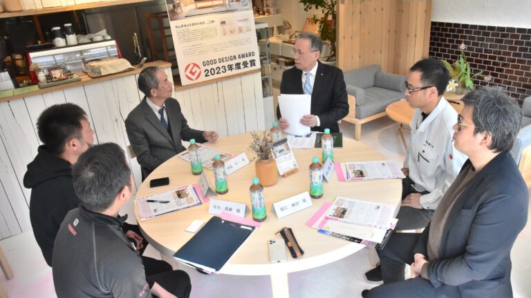谷口市長と「美作スギ、ヒノキを活用した高付加価値化商品」をテーマに意見を交わす参加者=岡山県津山市で