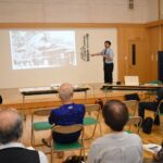 高野神社の建築物について話す赤坂さん=岡山県津山市で