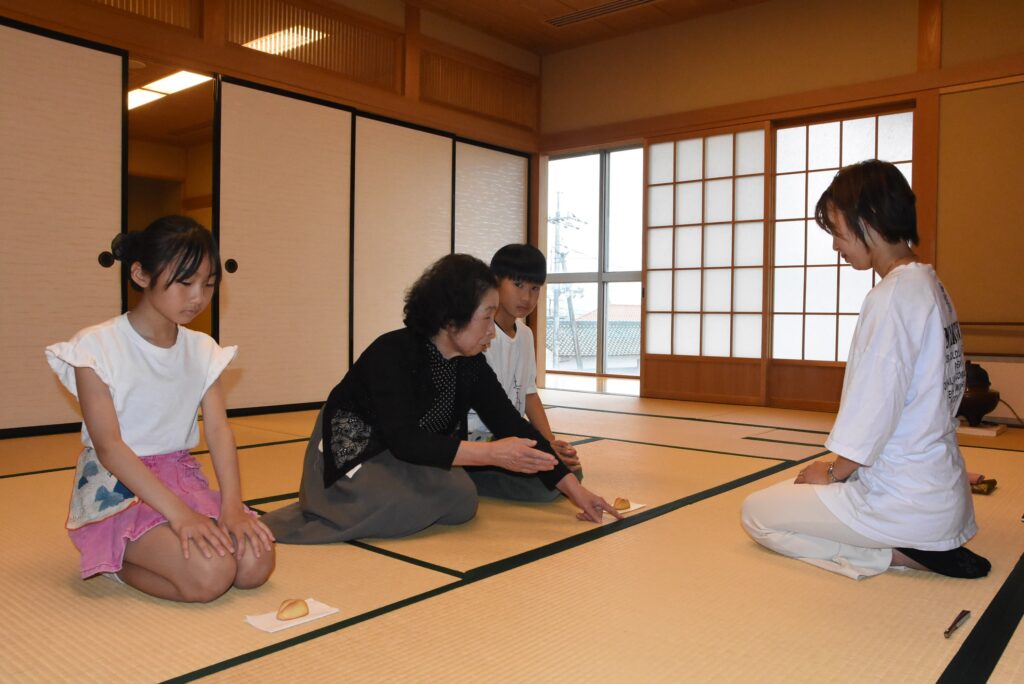 茶道に初めて挑戦する子どもたち