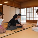 茶道に初めて挑戦する子どもたち