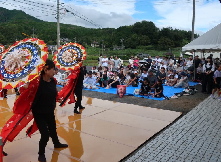 ステージイベントを楽しむ住民ら=岡山県津山市で